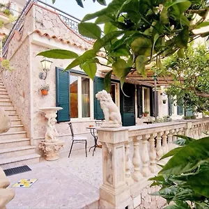 Donna Rosa - Your In Taormina